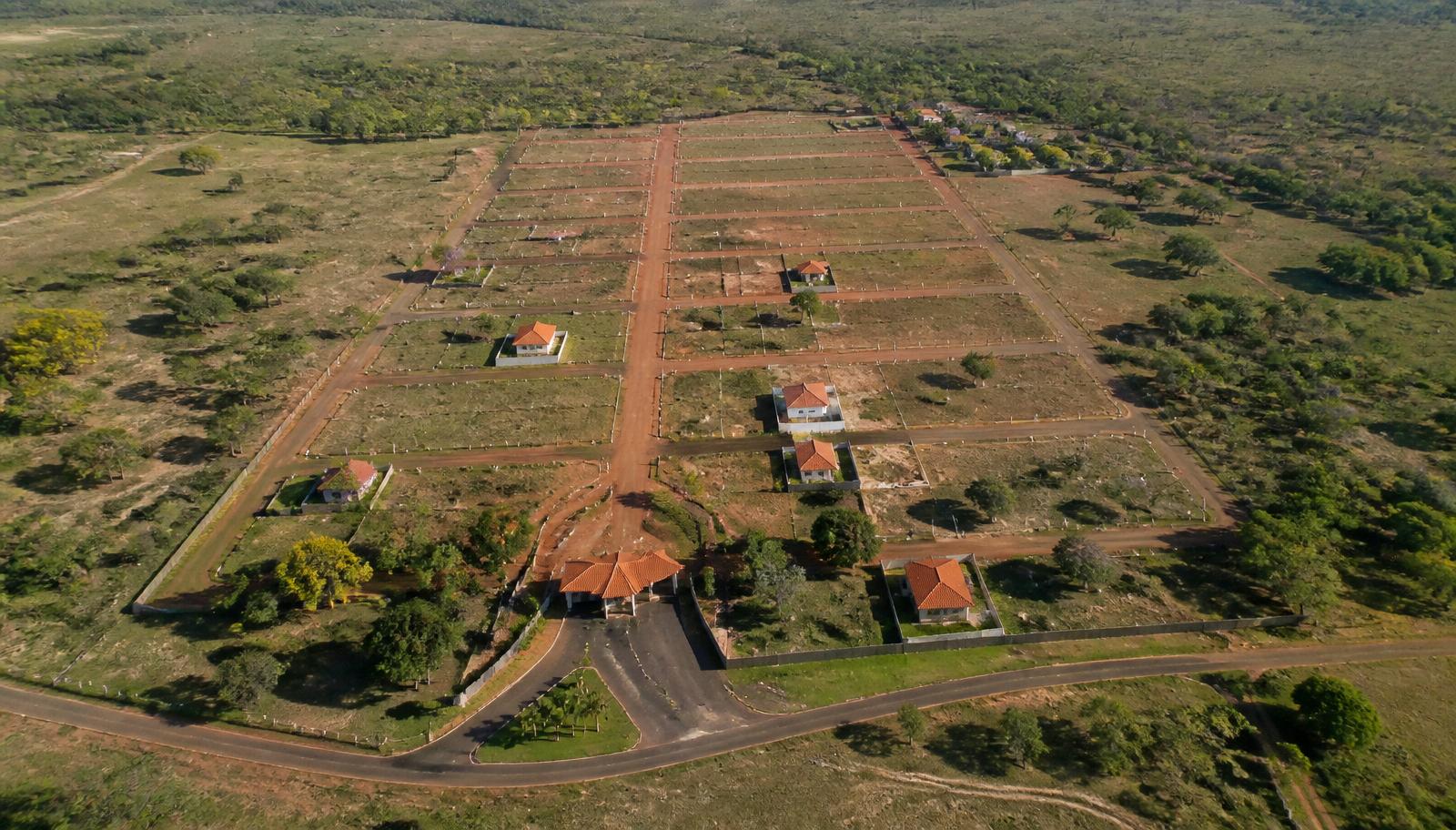 Vista aérea de loteamento imobiliário ao pôr do sol